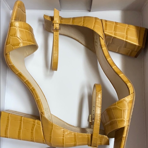 Women’s Vince Camuto Block Heels Size 9.5 New - Picture 2 of 6